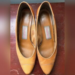 Vintage 1970s Size 6 Women's Tan leather pumps with white topstitching